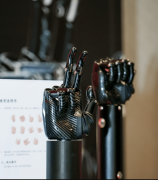 聚具身智能量产落地”“大模子行业赋能”等焦